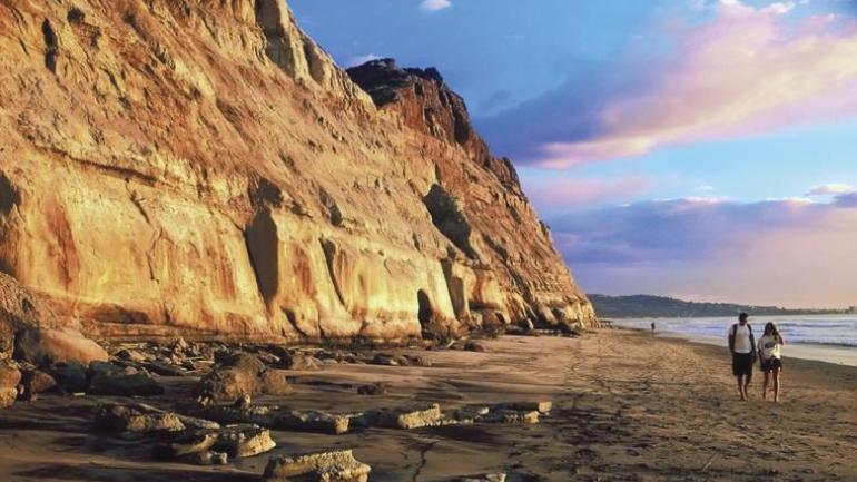 Avec ses falaises escarpées et ses plages de sable, la côte pacifique de Californie est une invitation aux promenades et aux repas au bord de l’eau.