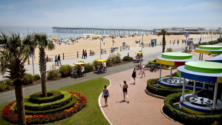 La promenade de bord de mer de Virginia Beach est dotée de pistes cyclables, d’accès à la plage, de commerces et de divertissements. 