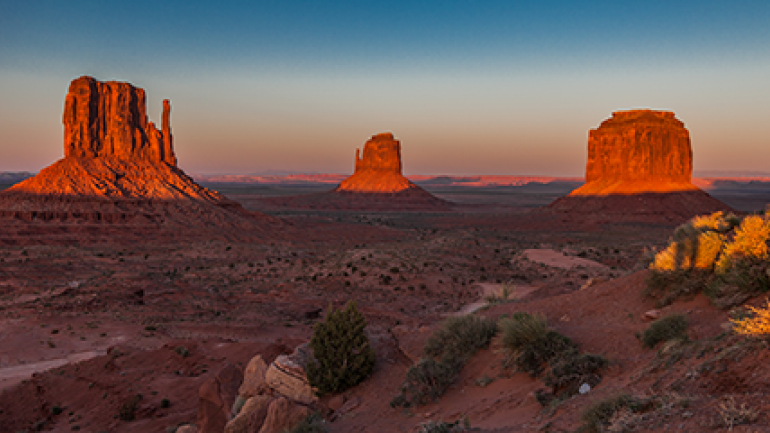 Les deux Mitten Buttes et Merrick Butte, vues depuis la bordure de Monument Valley.