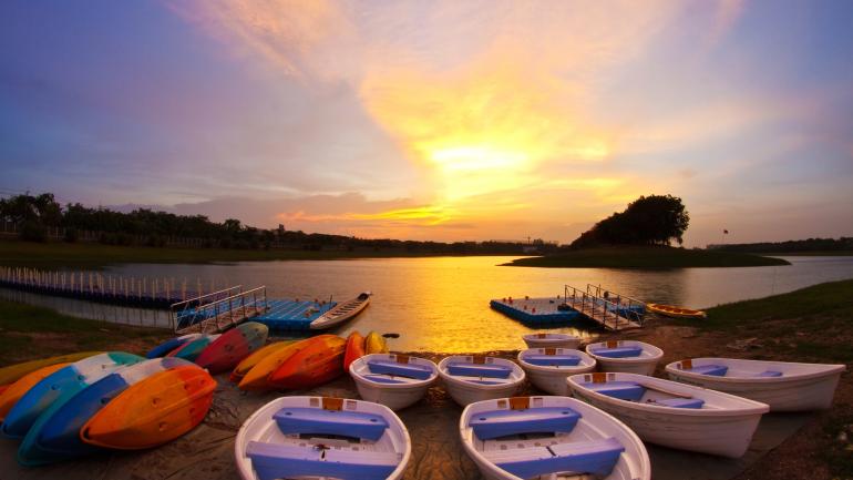 Take a detour to nearby Voyageurs National Park to extend your experience.