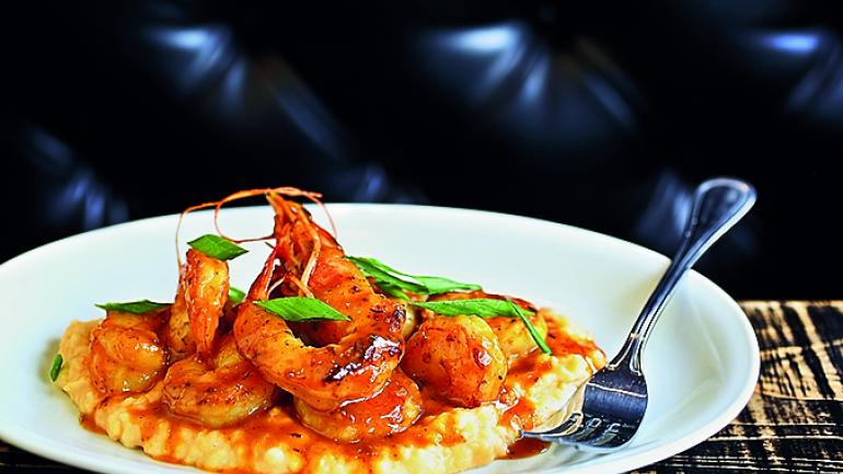 Ya sea que los pidas fritos, fríos en un cóctel o en una tibia y agradable polenta, los camarones del golfo son un sabor esencial en los platos de pescados y mariscos locales.