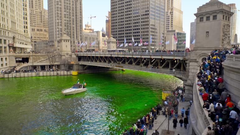 Jedes Jahr versammeln sich am St. Patrick's Day zahlreiche Menschen, um den leuchtend grünen Chicago River zu bestaunen.