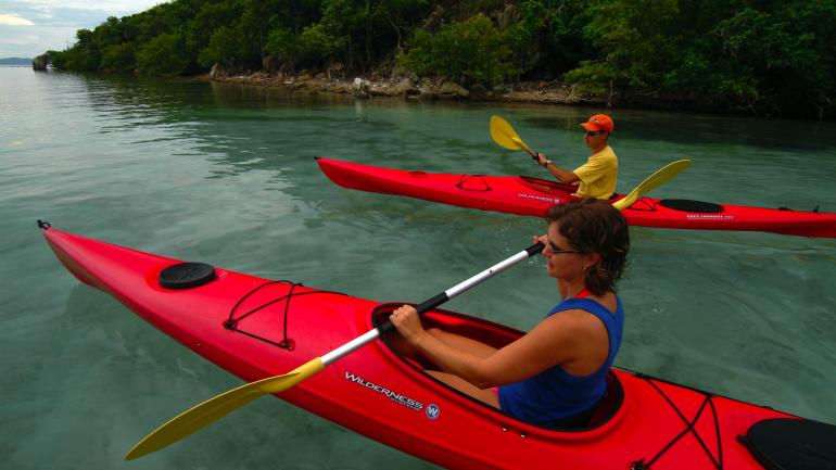 Disfruta deportes acuáticos como el kayak y el esnórquel en Waterlemon Cay, en St. John.