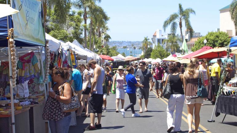 Faites le plein de produits de la ferme et d'articles artisanaux au Little Italy Mercato.