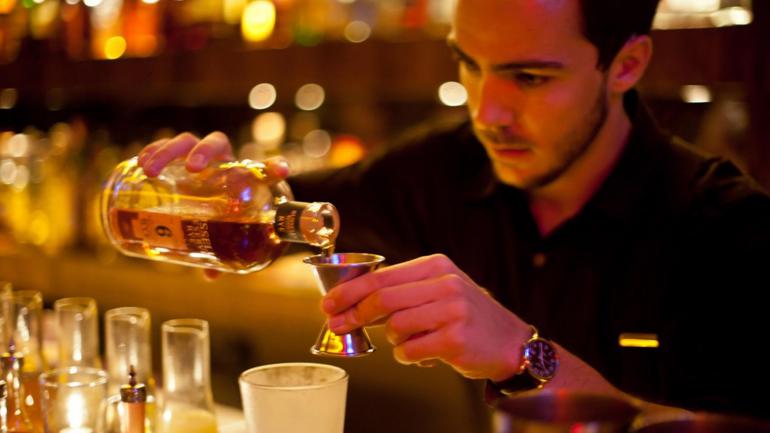 Dégustez un cocktail artisanal au Noble Experiment, dans le quartier East Village de San Diego.