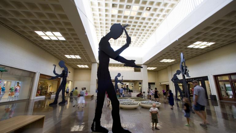 Five Hammering Men sculptures in NorthPark Center in Dallas