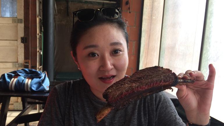 Dégustation de viande cuite au barbecue dans un restaurant de Taylor, Texas