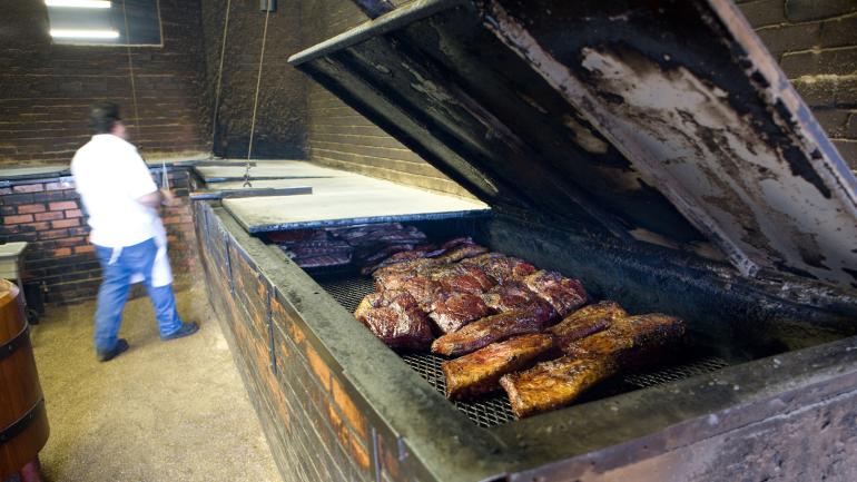 Cuisson au barbecue dans un restaurant de viandes fumées à Lockhart, Texas