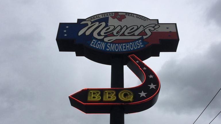 Panneau indiquant un restaurant de grillades à Elgin, Texas