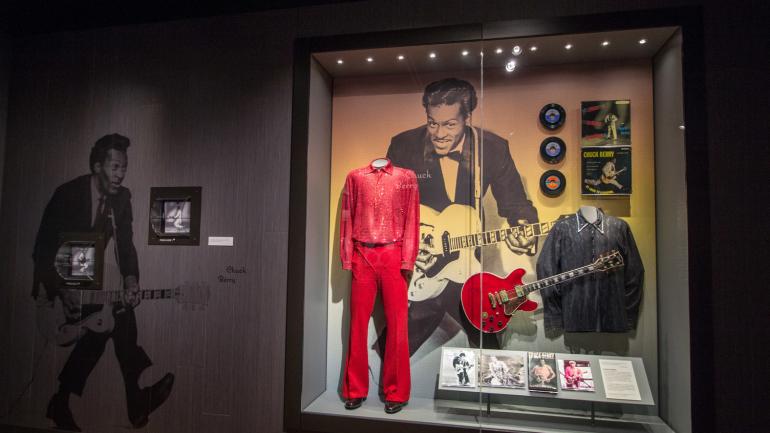 Objetos relacionados a Chuck Berry em exposição no National Blues Museum
