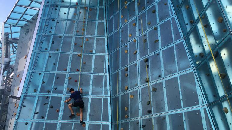 High Point Climbing Center 攀岩中心外部的钢化玻璃攀岩墙 High Point Climbing Center 攀岩中心外部的钢化玻璃攀岩墙