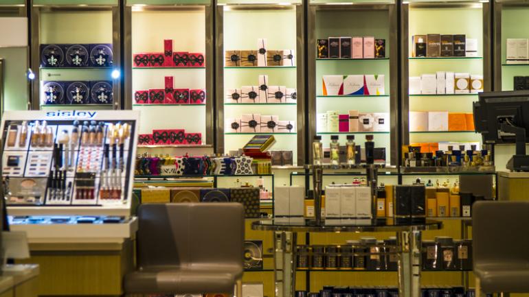 新奥尔良 Outlet Collection at Riverwalk 商场展出的高档香水和化妆品 新奥尔良 Outlet Collection at Riverwalk 商场展出的高档香水和化妆品
