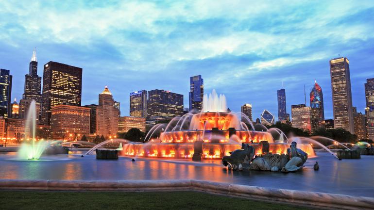 Buckingham Fountain in the center of Grant Park in Chicago