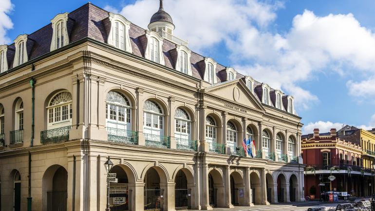 Cabildo 隶属路易斯安那州州立博物馆,是一幢西班牙殖民时期的建筑,收藏有众多罕见的美国历史文物。 Cabildo 隶属路易斯安那州州立博物馆,是一幢西班牙殖民时期的建筑,收藏有众多罕见的美国历史文物。