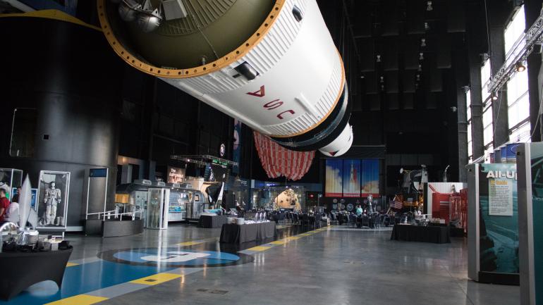 展出的土星 5 号运载火箭复制品 展出的土星 5 号运载火箭复制品