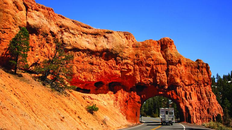 露營者在紅石峽谷沿著 12 號風景道路穿越拱型石