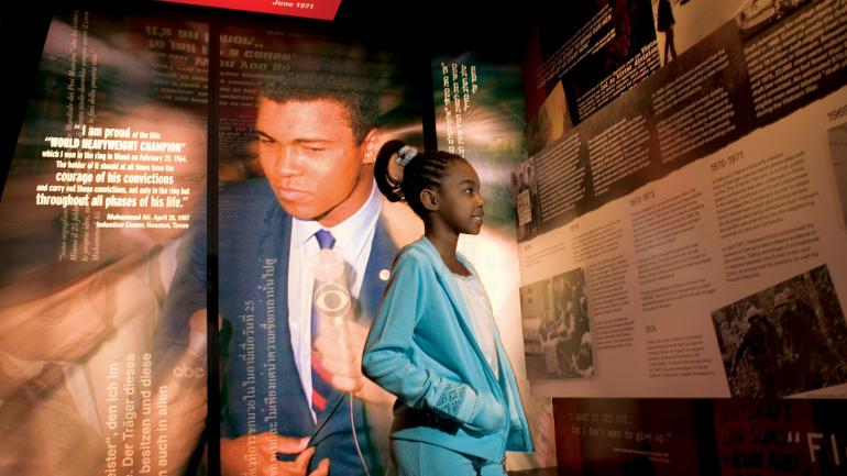 一位女孩正在欣赏穆罕默德·阿里中心的展品