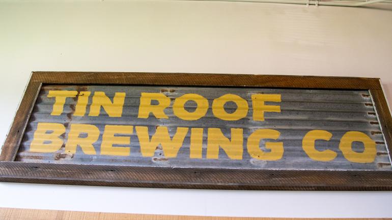 布鲁萨德 Tin Roof Brewing Company 啤酒公司的标志 布鲁萨德 Tin Roof Brewing Company 啤酒公司的标志