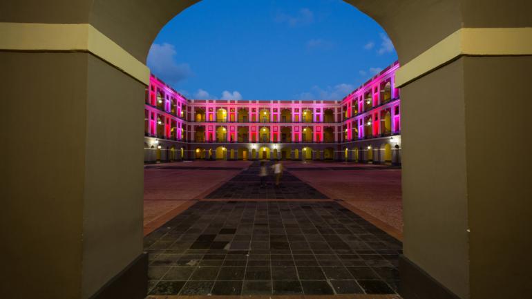 La façade illuminée du Cuartel de Ballajá, qui abrite le Museo de la Américas