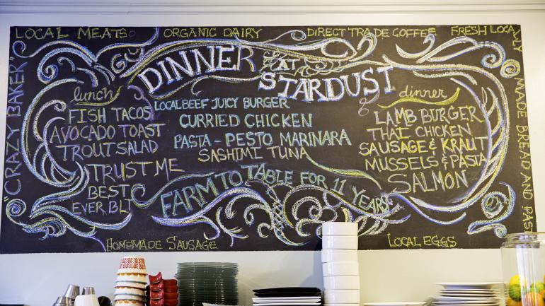 Stardust Café 咖啡馆展示农场新鲜菜肴的黑板菜单 Stardust Café 咖啡馆展示农场新鲜菜肴的黑板菜单