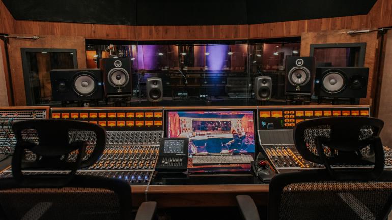 位于 Capricorn Sound Studios 的 Studio A 录音室里精密复杂的录音设备,这里是查理·丹尼尔斯和阿尔曼兄弟乐队等南方摇滚歌手录制其经典歌曲的地方 位于 Capricorn Sound Studios 的 Studio A 录音室里精密复杂的录音设备,这里是查理·丹尼尔斯和阿尔曼兄弟乐队等南方摇滚歌手录制其经典歌曲的地方