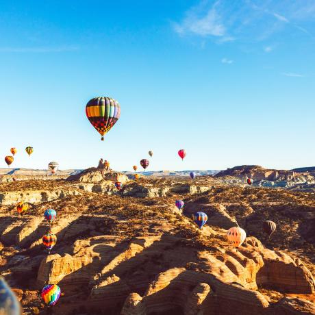 Des montgolfières survolent Red Rock Park à Gallup