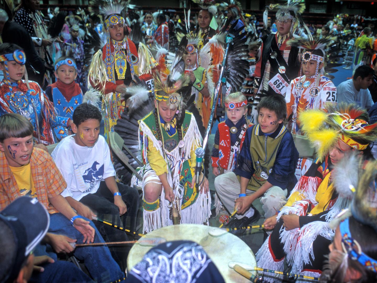 Celebrando las canciones y los bailes indígenas de las Grandes Llanuras a través de concursos en Black Hills Powwow