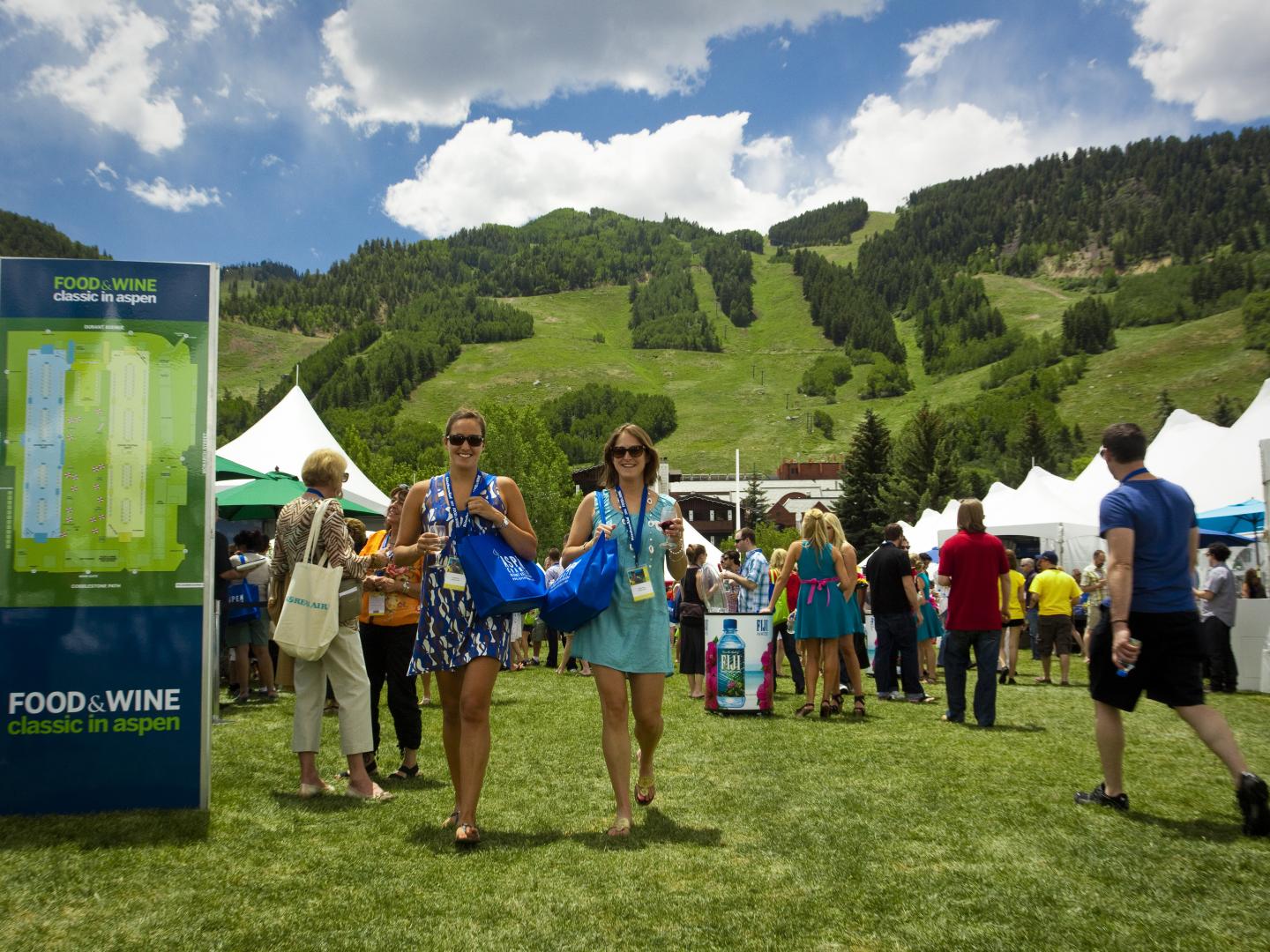 フード＆ワイン・クラシックでワインを試飲