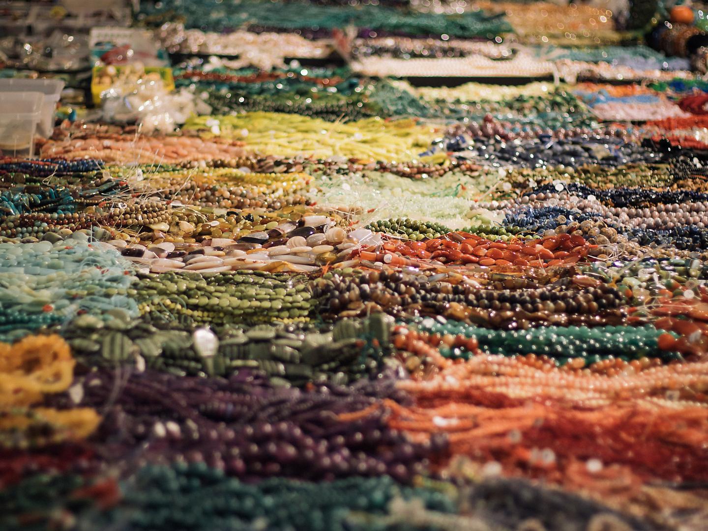 Colorida exhibición en Tucson Gem, Mineral & Fossil Showcase