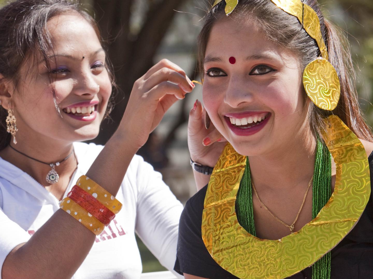 Muchachas felices en el festival folclórico Tucson Meet Yourself