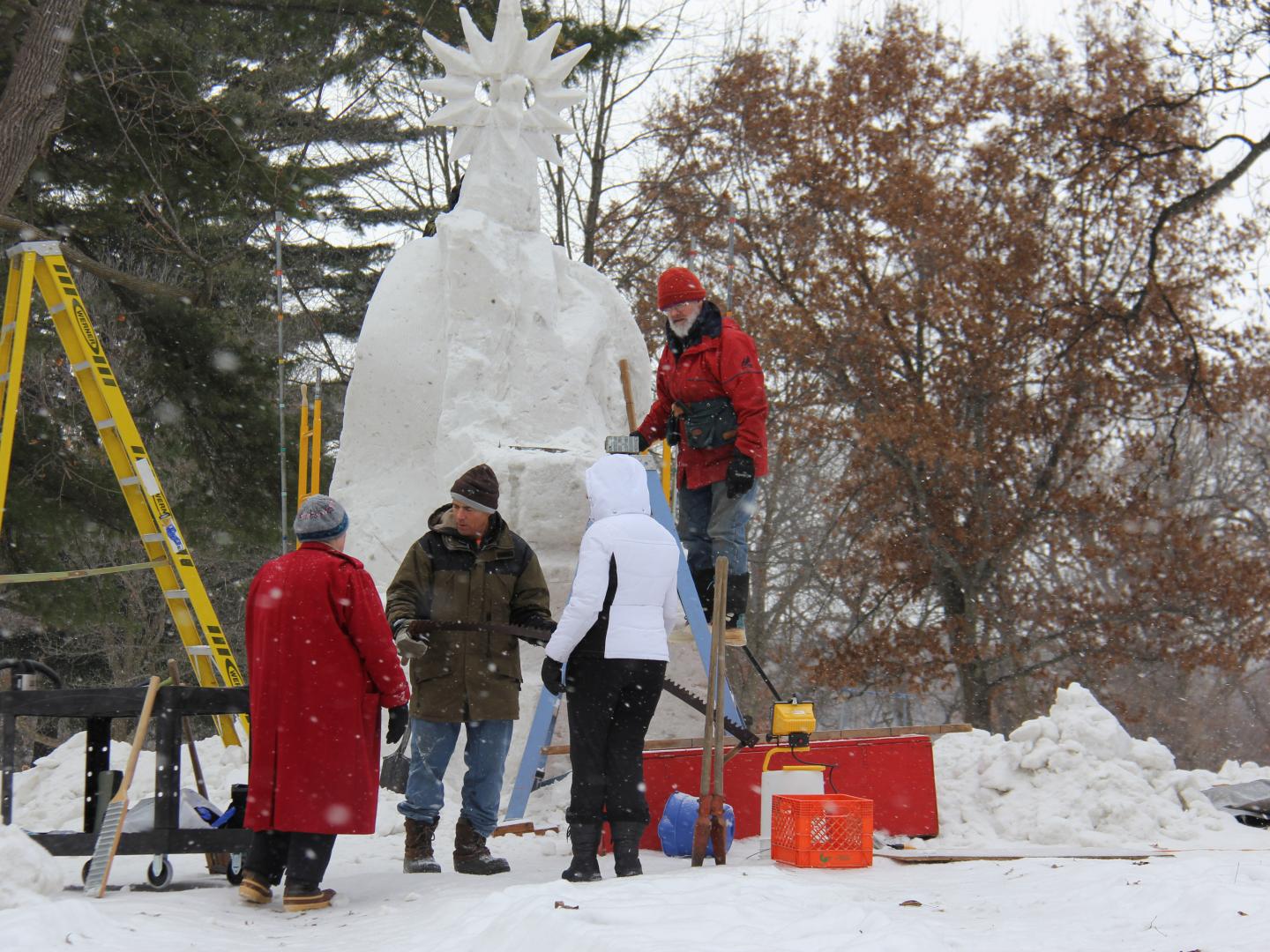 Œuvre en cours de réalisation lors du concours de sculpture sur neige de l’Illinois