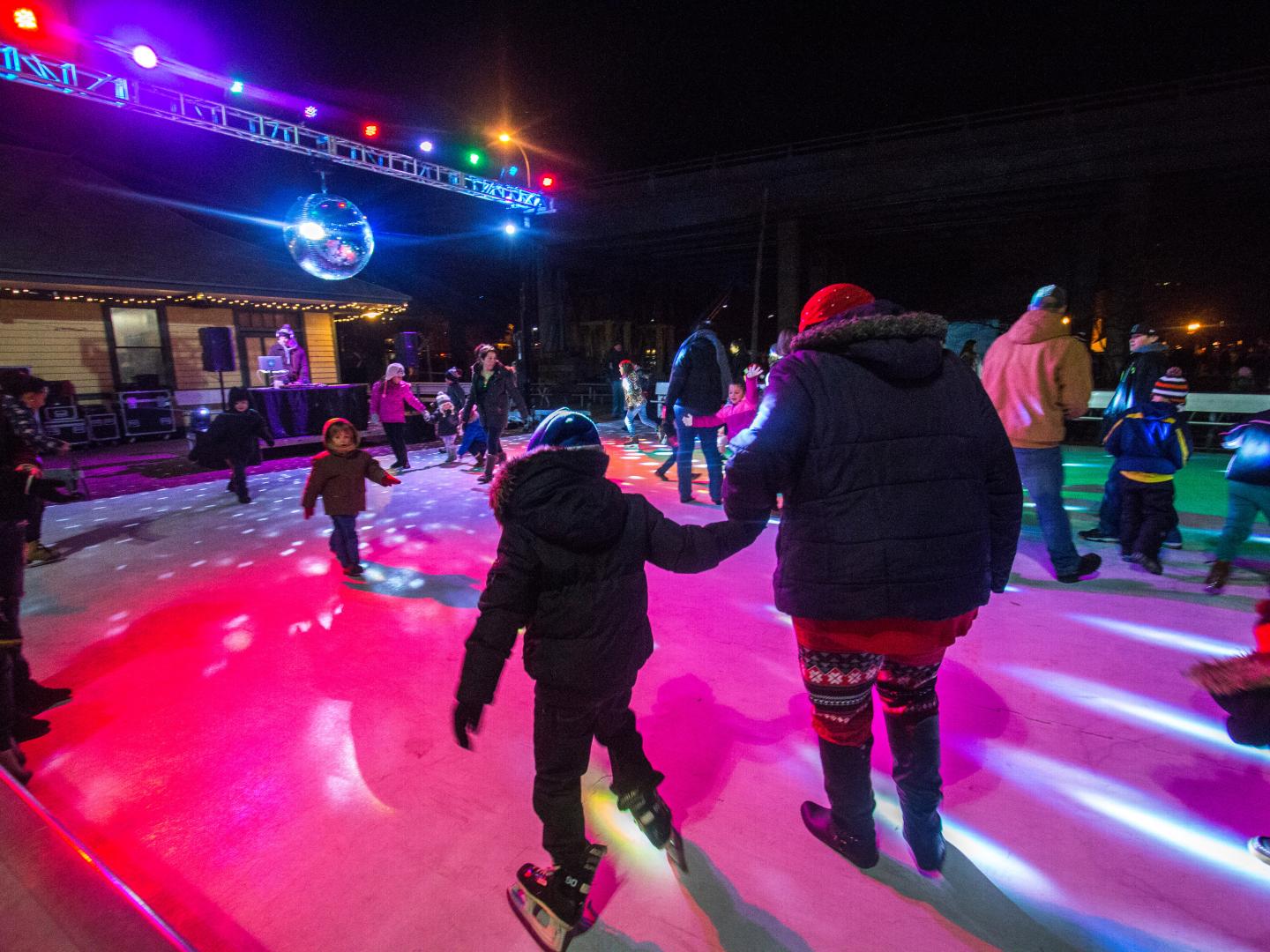 Les boules à facettes de Stroll on State illuminent la patinoire