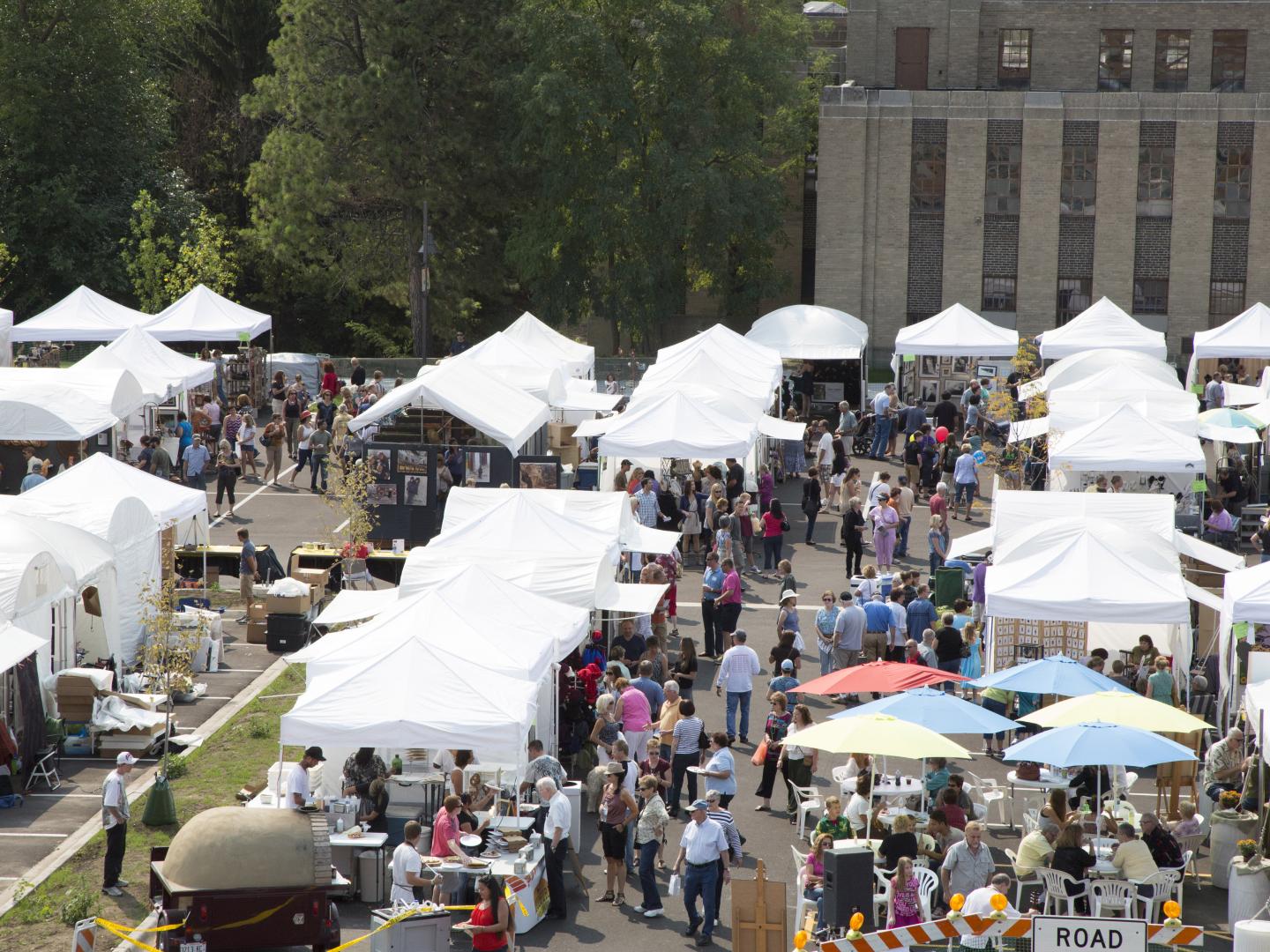 Les nombreux barnums de la foire artistique de Greenwich Village