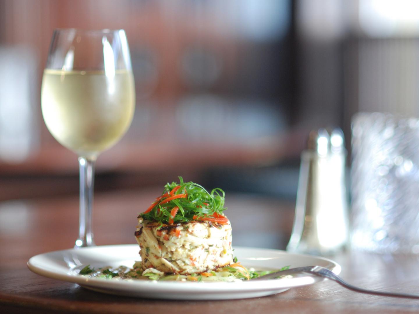 Un atractivo emplatado y una copa de vino en un restaurante de Nueva Orleans