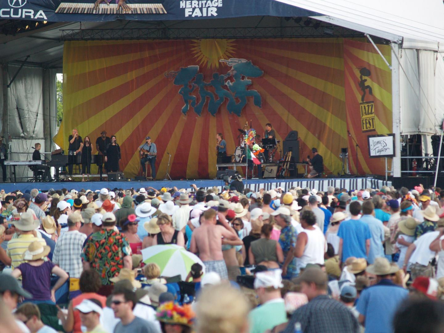 Público reuniéndose para oír una presentación en vivo en New Orleans Jazz and Heritage Festival