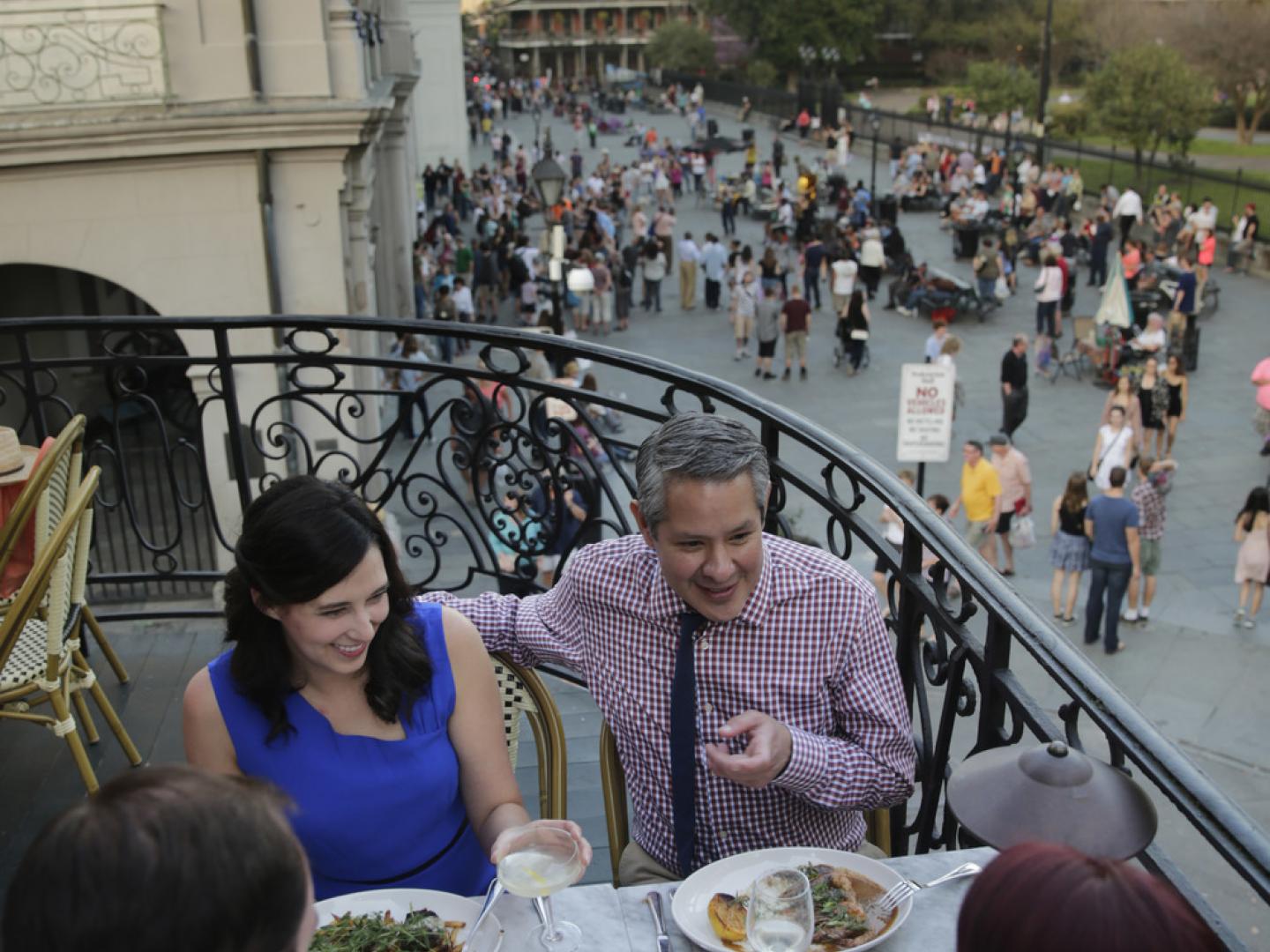Cenando en un balcón en French Quarter de Nueva Orleans