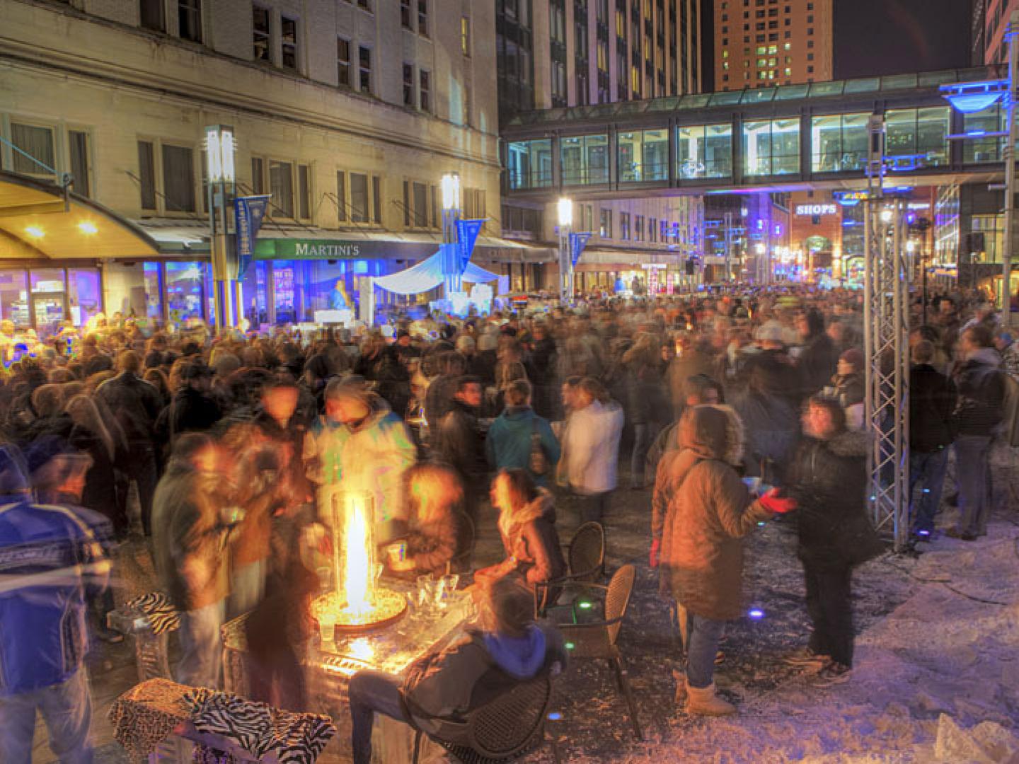 罗切斯特 SocialICE 酒吧外人头攒动，共享户外酒吧活动