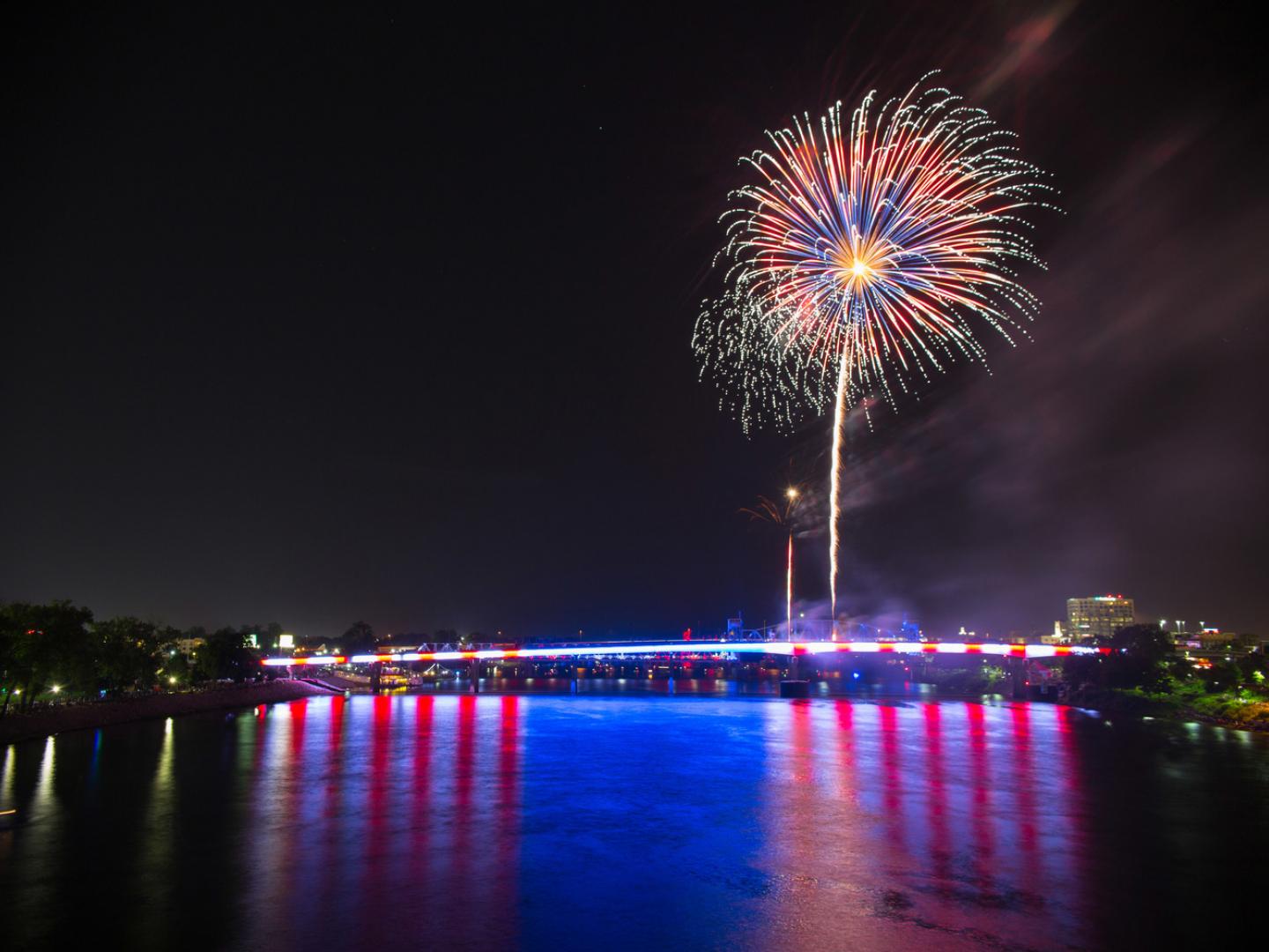 Luzes em estrelas e faixas do Pops on the River (Celebração de Dia da Independência)