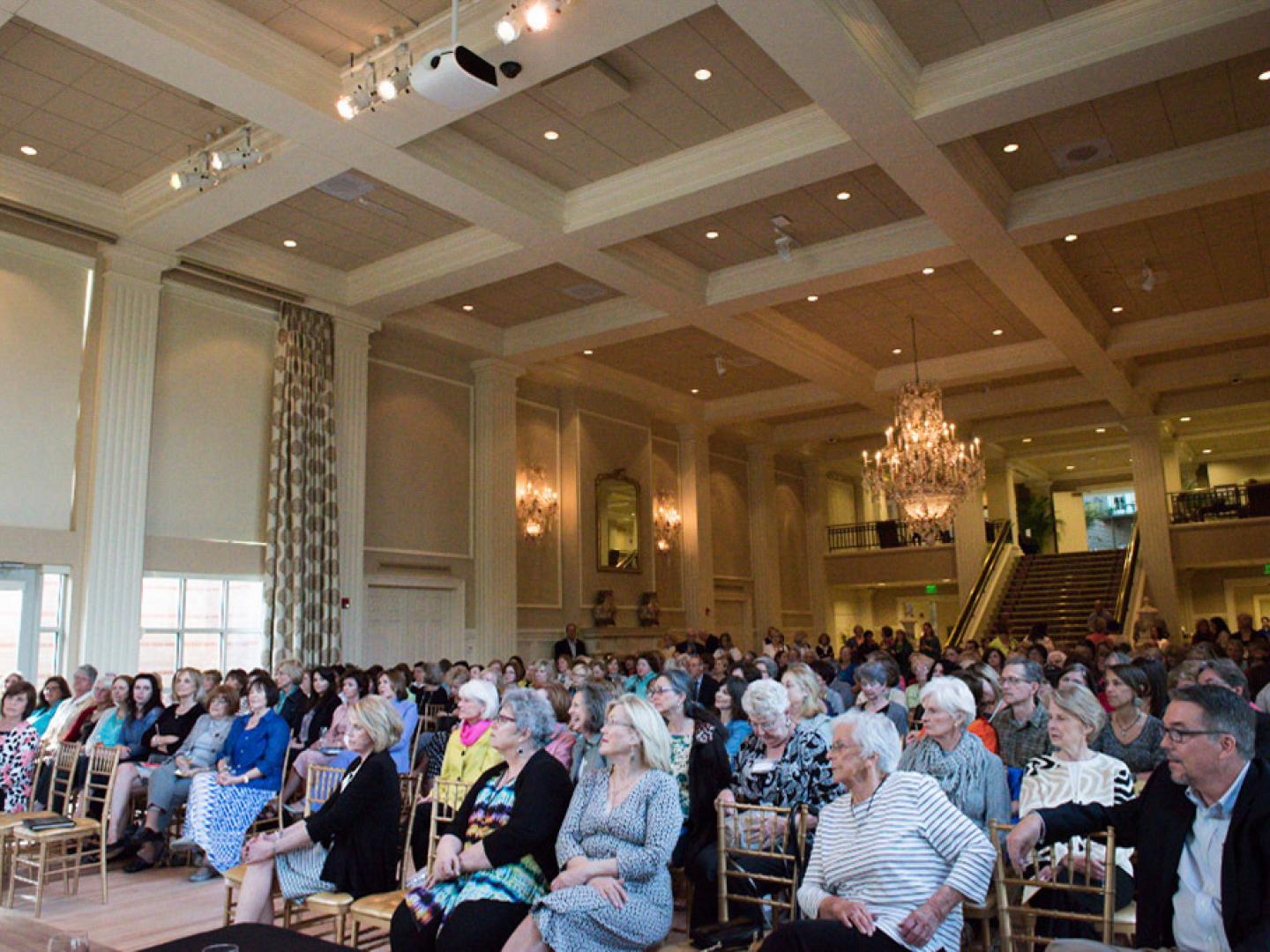 Participando de um evento no Six Bridges Book Festival na Mansão do Governador do Arkansa