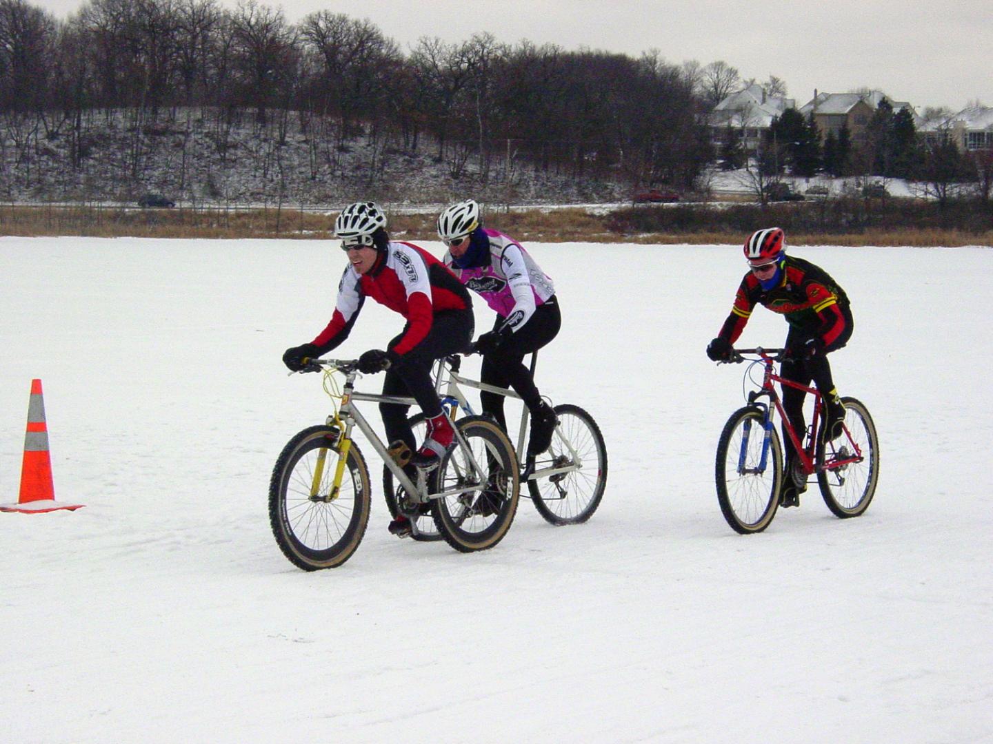 Course de vélo sur neige pendant la fête d'hiver