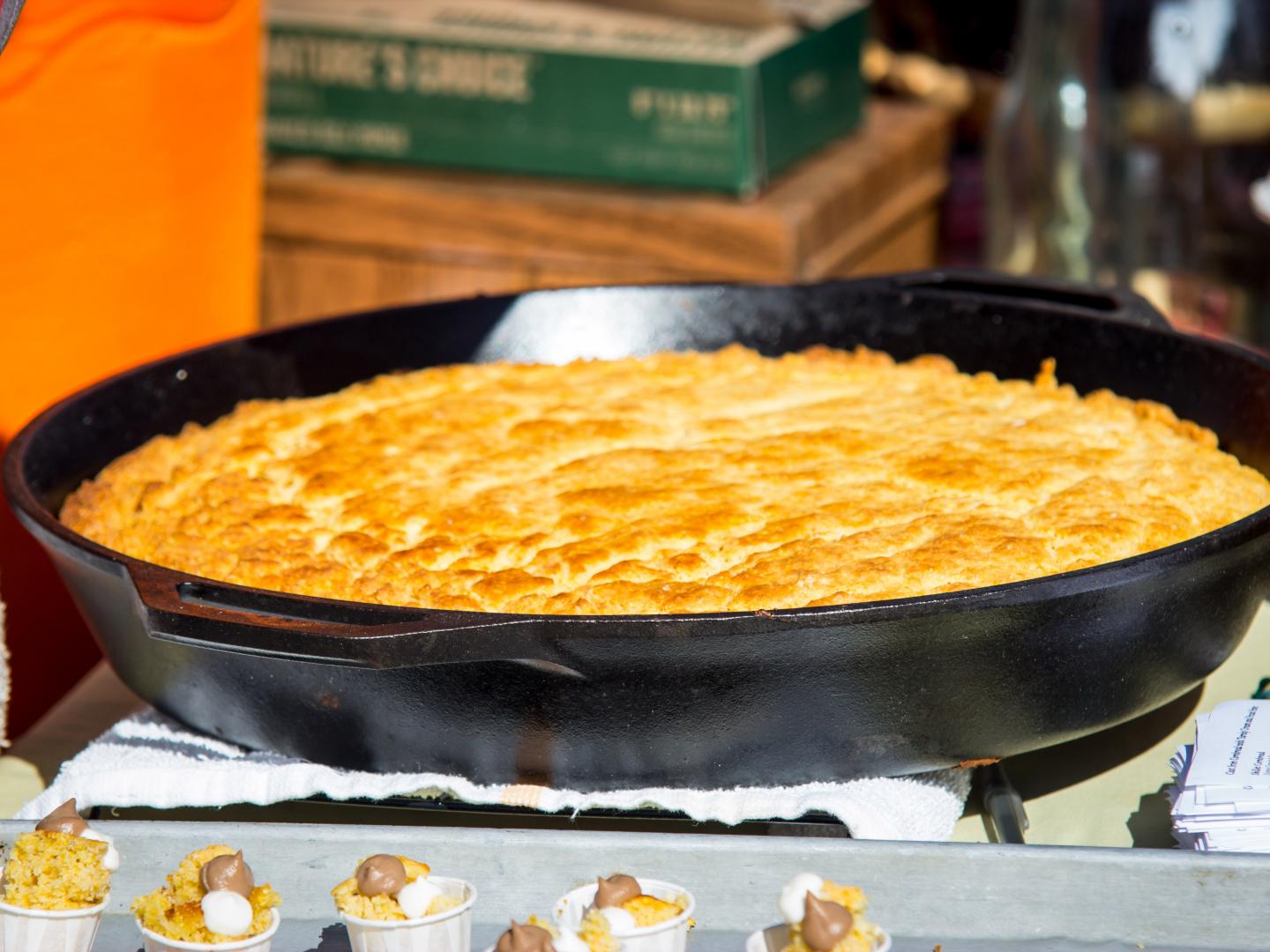 Uma broa de milho pronta para ser servida no The Arkansas Cornbread Festival (Festival da Broas de milho de Arkansas), em Little Rock