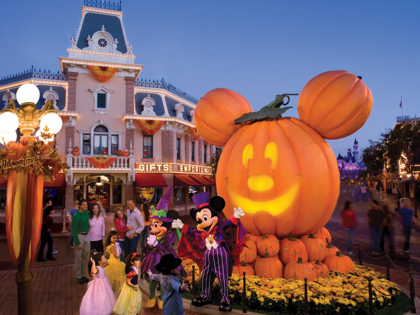 Spending Halloween with Mickey and Minnie at Disneyland Park