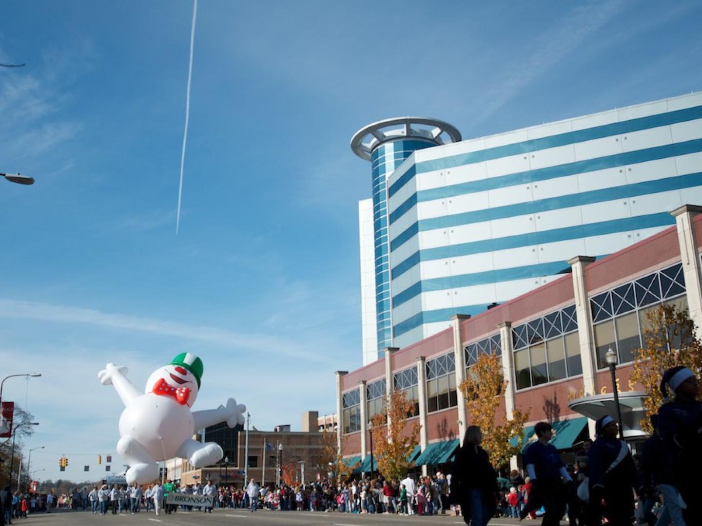 La parade des fêtes de fin d’année gaiement menée par un bonhomme de neige