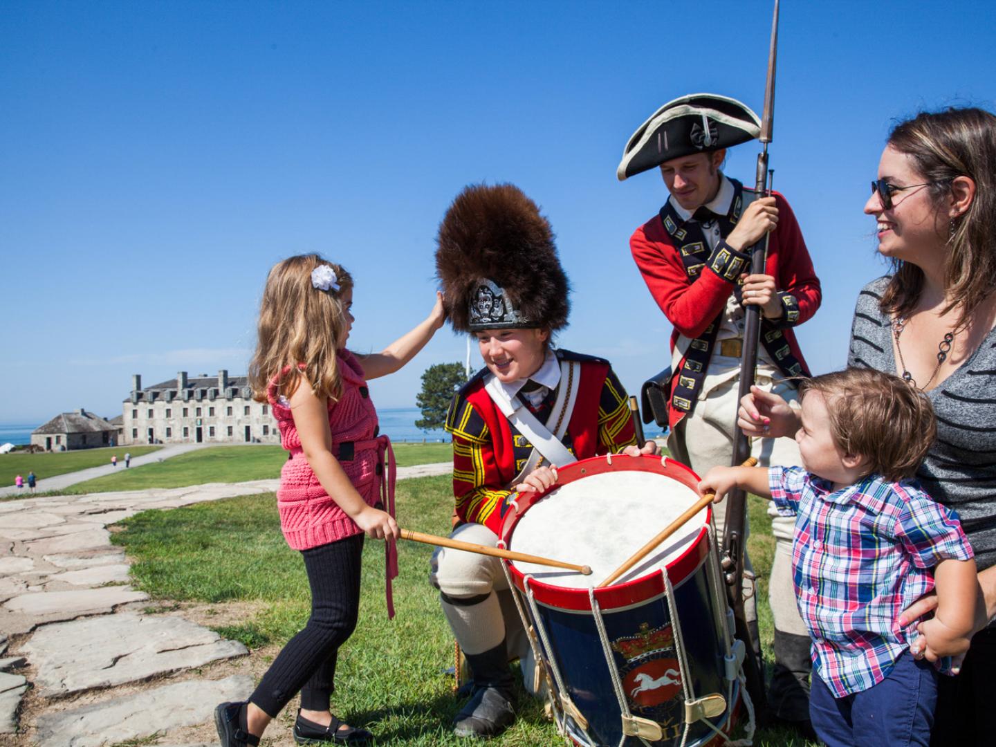 Interagindo com atores vestidos como soldados durante o Old Fort Niagara’s War of 1812 Encampment (Acampamento da Guerra do Antigo Forte Niágara de 1812)