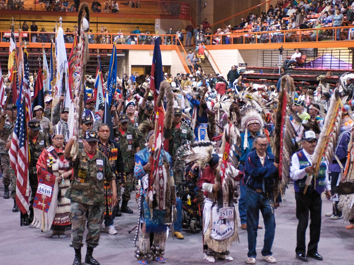 Una procesión en curso en Black Hills Powwow