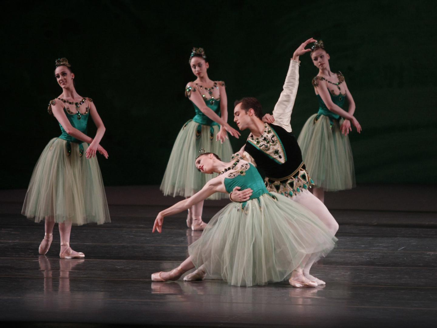 Les danseuses et danseurs du New York City Ballet prennent la pose