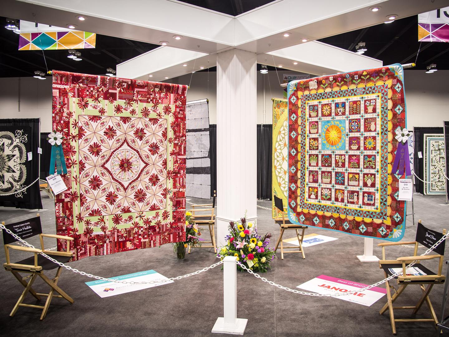 Exposition de courtepointes lors du concours de l’AQS QuiltWeek à Paducah, Kentucky