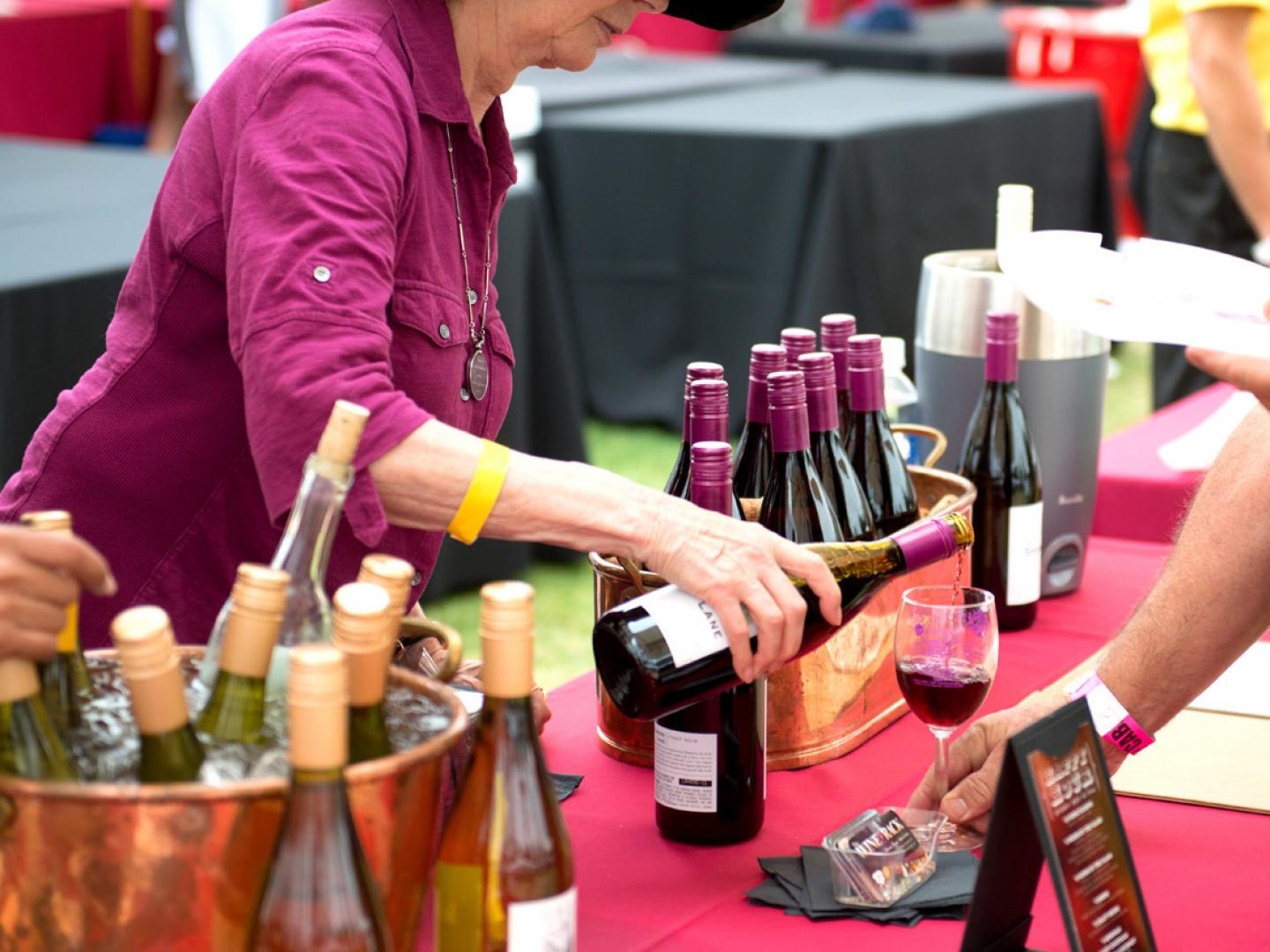 Degustación de vinos durante el festival Casa Pacifica Angels Wine, Food & Brew en Camarillo, California