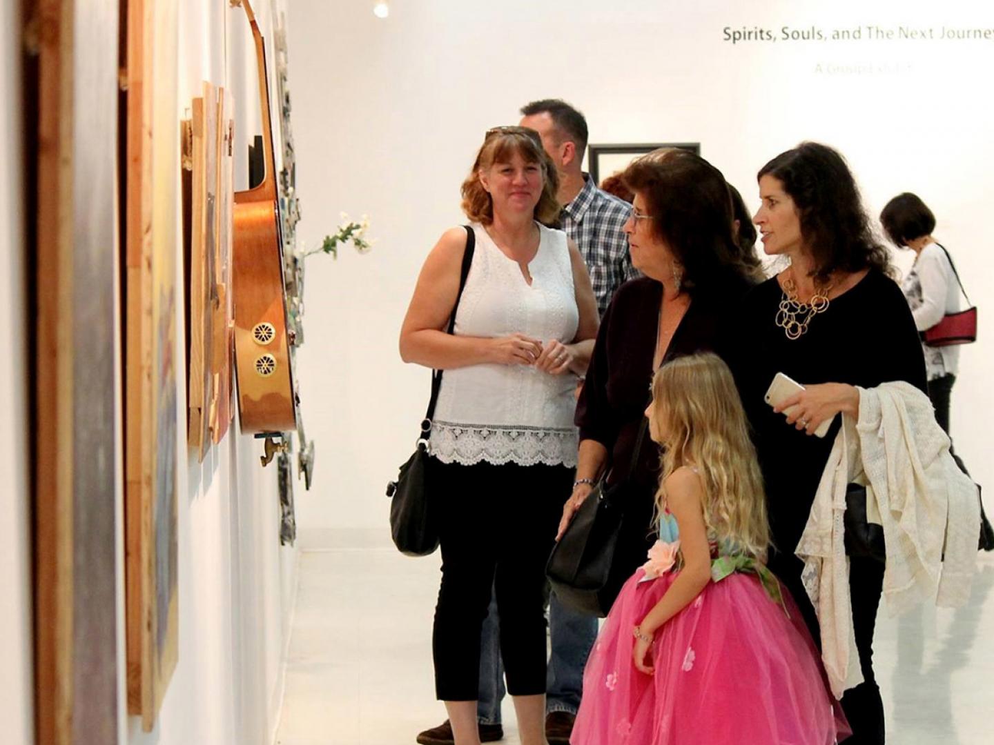 Recorriendo un museo durante el Studio Channel Islands Arts Alive Festival en California