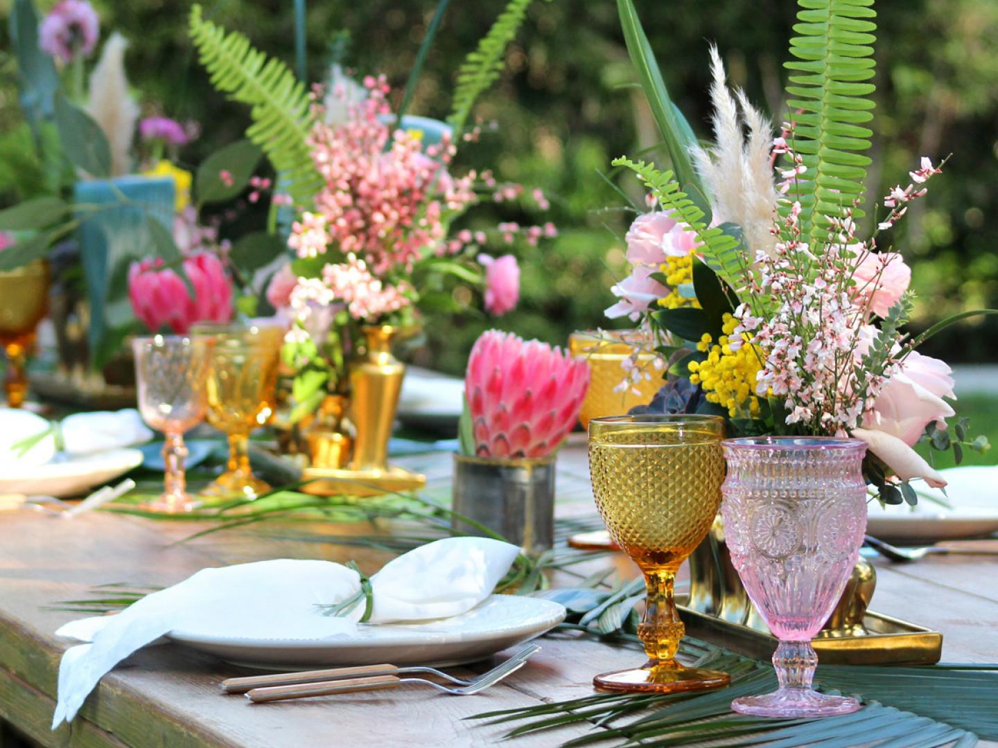 Disposición de una mesa en la Camarillo Bridal Showcase en California